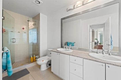 Hallway Photo of 1705 1211 Melville Street, Vancouver, BC
