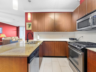 403 280 Ross Drive, New Westminster, BC, New Westminster — Apartment/Condo for sale