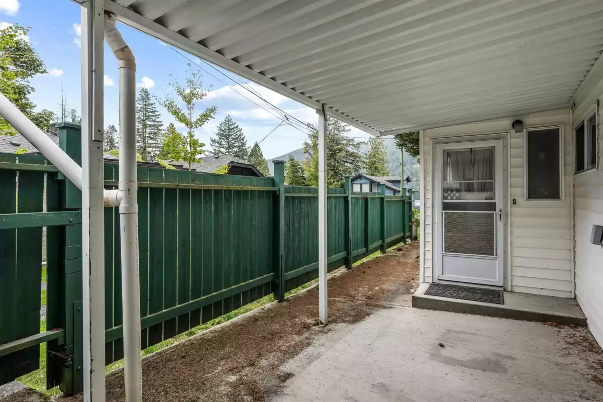 Entry Foyer Photo of 363 Pine Street, Cultus Lake, BC