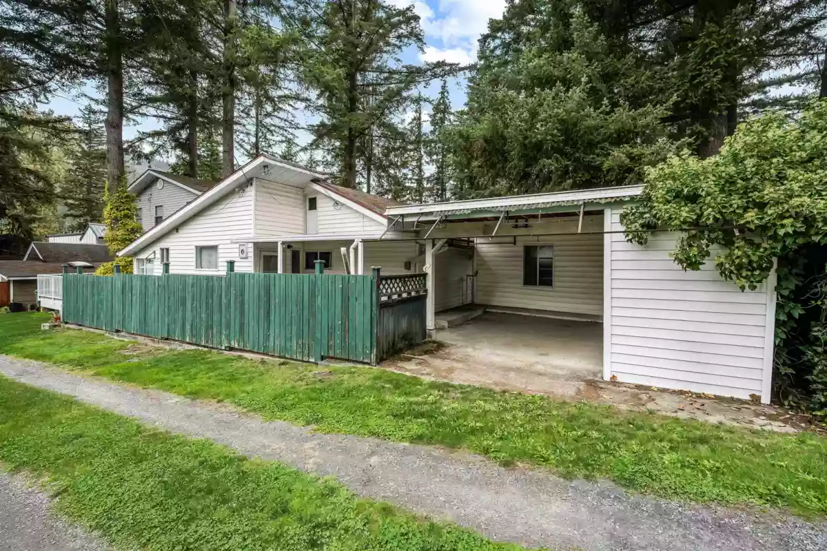 Outdoor Deck Photo of 363 Pine Street, Cultus Lake, BC