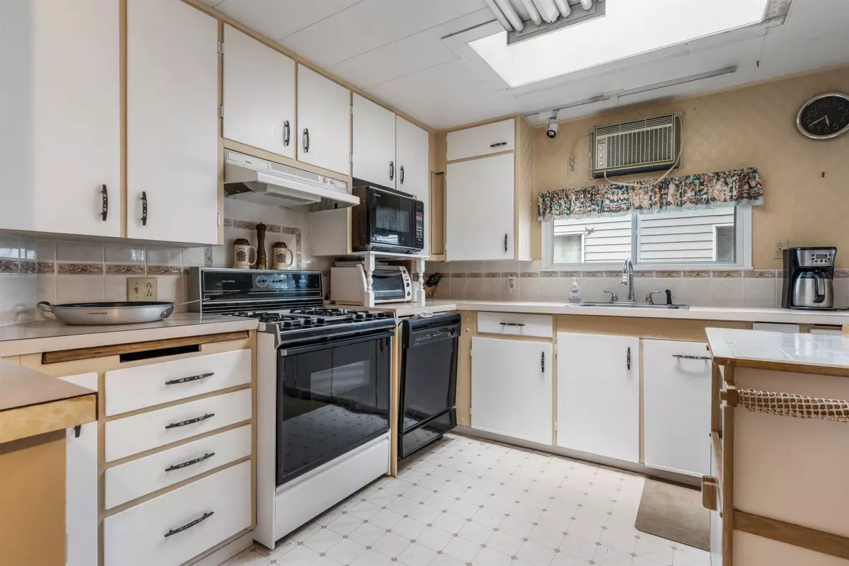 Primary Bathroom Photo of 363 Pine Street, Cultus Lake, BC