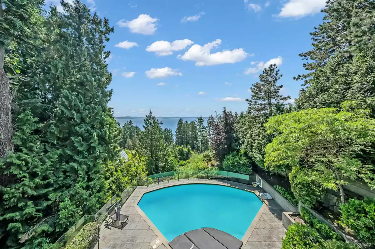 Family Room Photo of 4668 Clovelly Walk, West Vancouver, BC