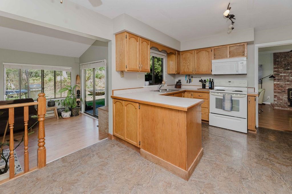 Breakfast Nook Photo of 6002 - 6008 Dubois Road, Madeira Park, BC