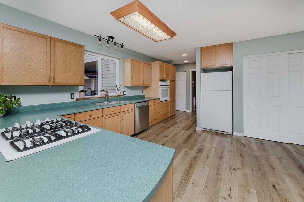 Entry Foyer Photo of 6002 - 6008 Dubois Road, Madeira Park, BC
