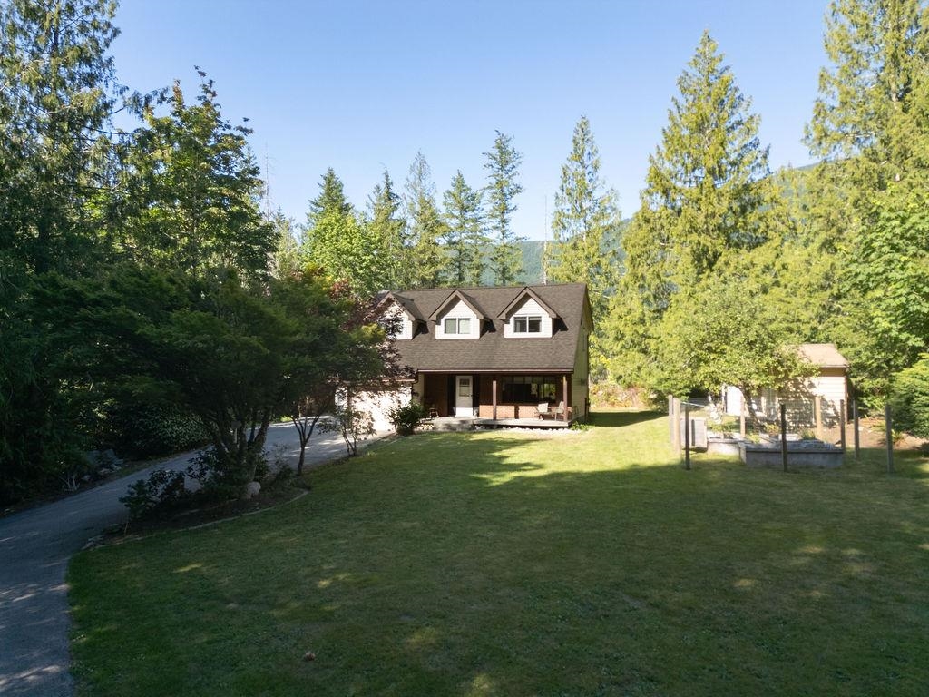 Guest Bathroom Photo of 6002 - 6008 Dubois Road, Madeira Park, BC