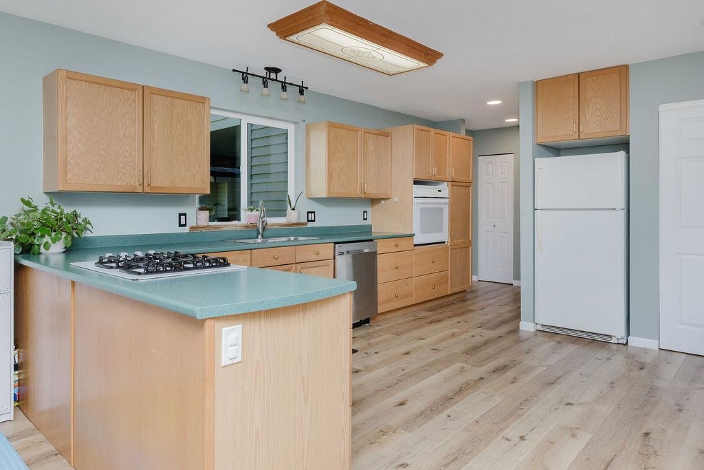 Hallway Photo of 6002 - 6008 Dubois Road, Madeira Park, BC