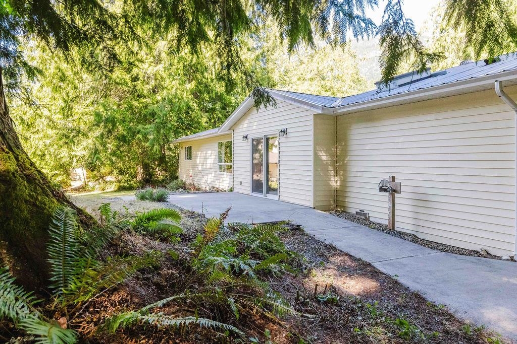 Loft / Bonus Room Photo of 6002 - 6008 Dubois Road, Madeira Park, BC
