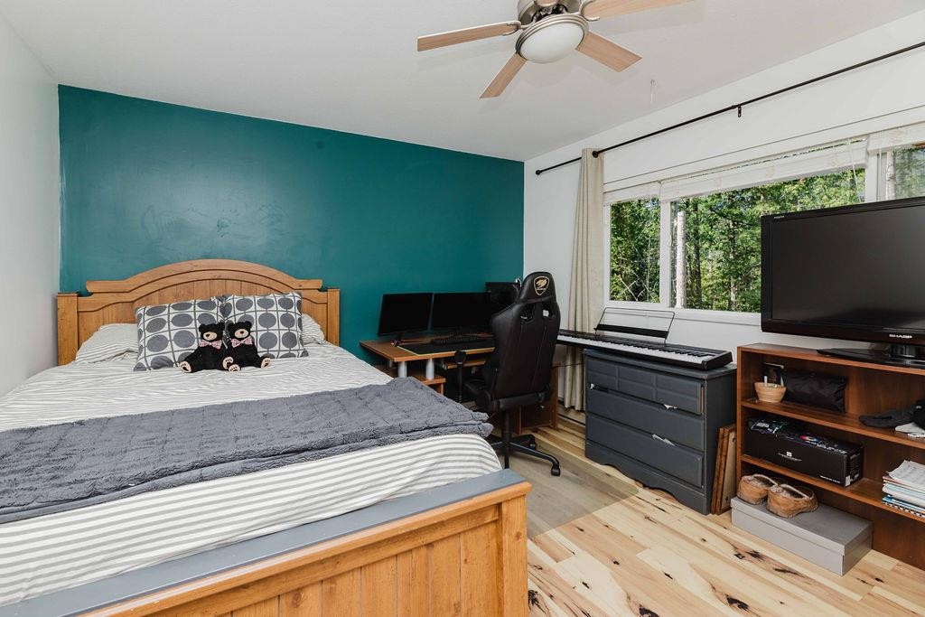 Primary Bathroom Photo of 6002 - 6008 Dubois Road, Madeira Park, BC