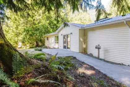 Loft / Bonus Room Photo of 6002 - 6008 Dubois Road, Madeira Park, BC