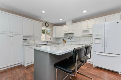 Kitchen Island Photo of 36135 Marshall Road, Abbotsford, BC
