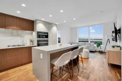 1302 1675 Lions Gate Lane, North Vancouver, BC, Pemberton NV — 2 bed apartment/condo for sale