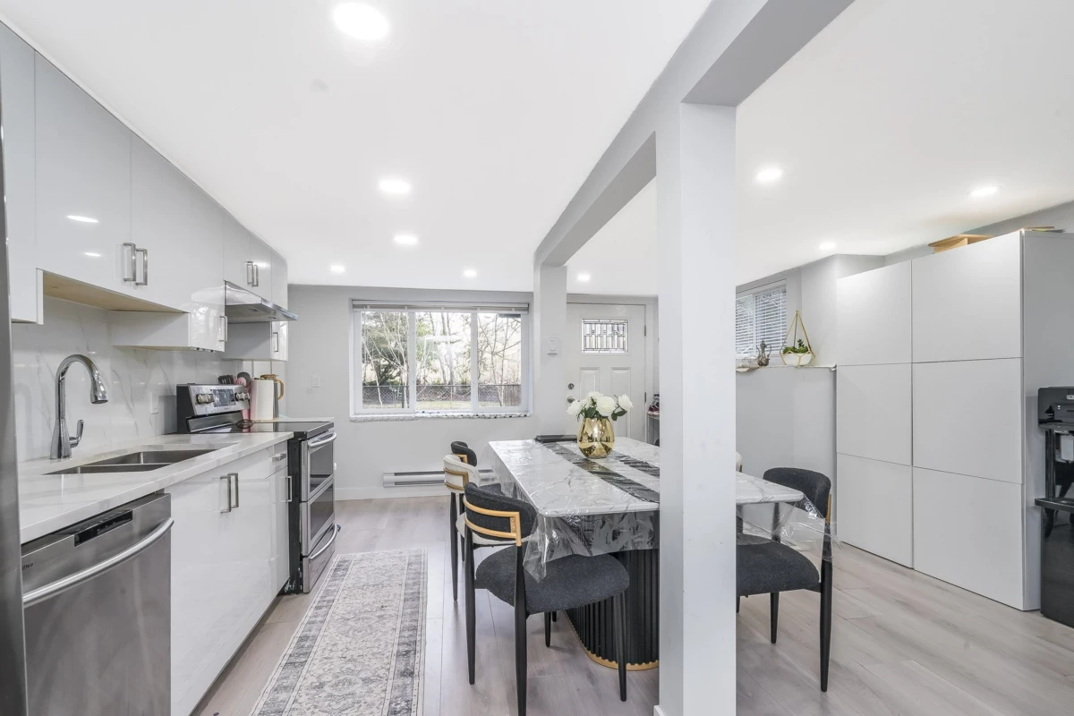 Hallway Photo of 27601 104 Avenue, Maple Ridge, BC