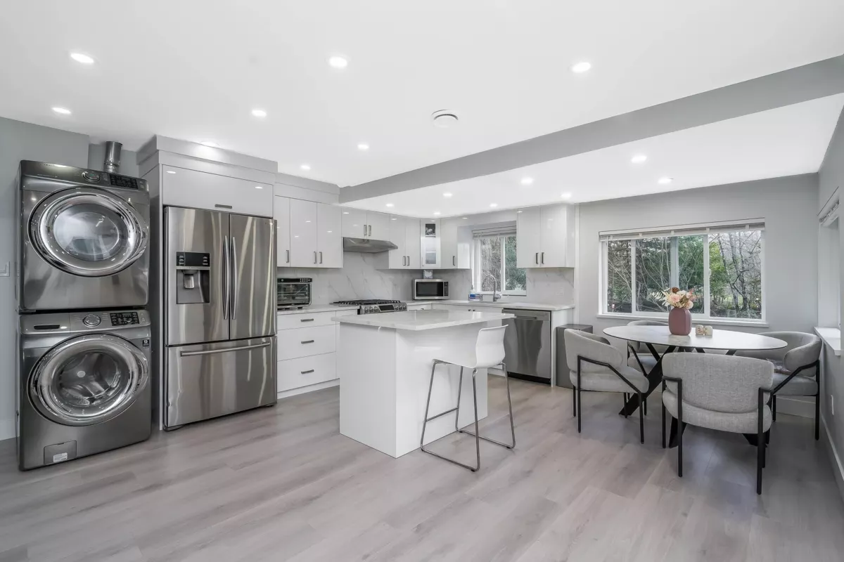 Kitchen Island Photo of 27601 104 Avenue, Maple Ridge, BC