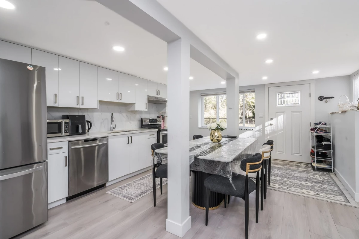 Mudroom Photo of 27601 104 Avenue, Maple Ridge, BC
