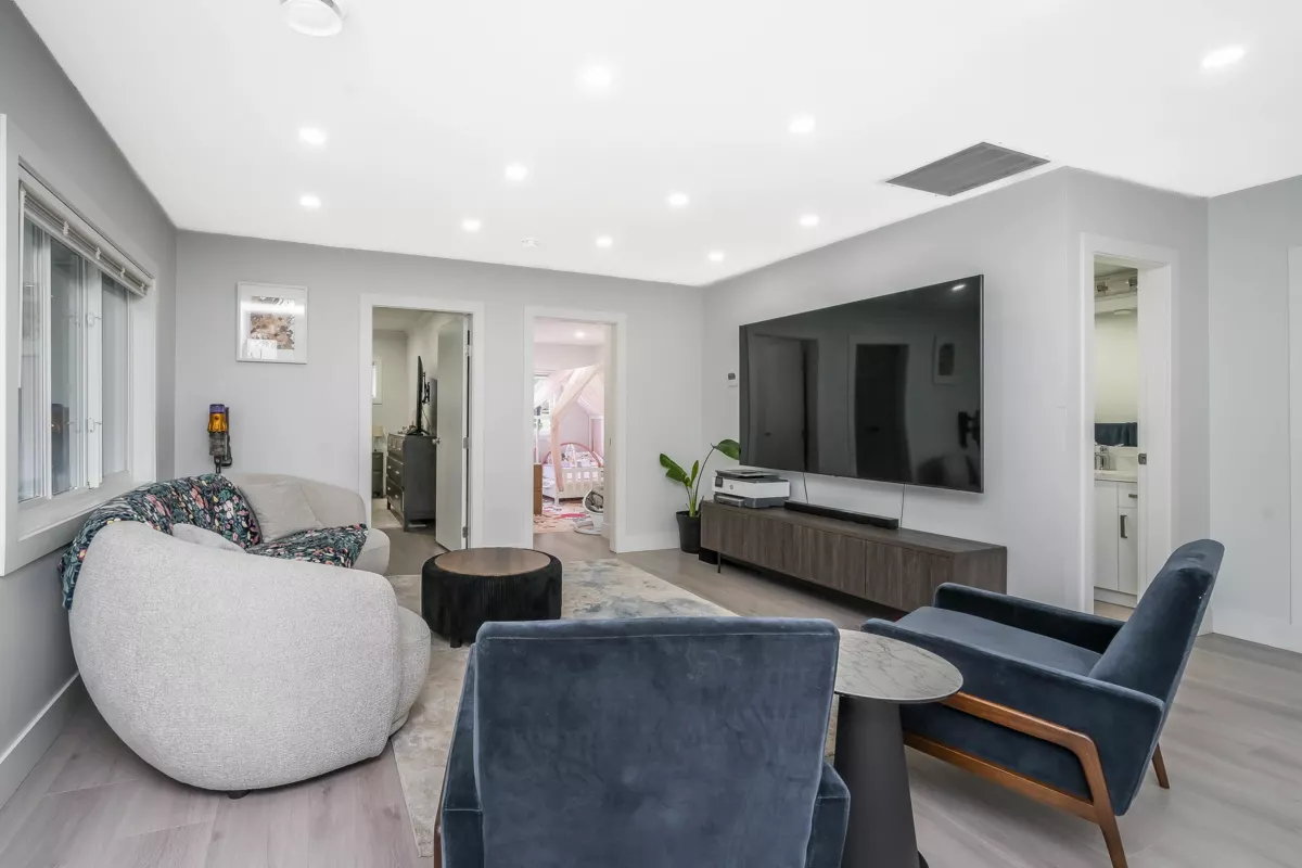 Walk-In Closet Photo of 27601 104 Avenue, Maple Ridge, BC