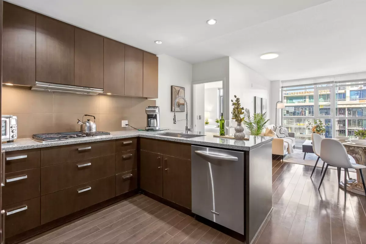 Dining Area Photo of 806 3008 Glen Drive, Coquitlam, BC