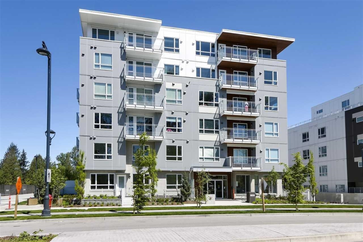 Exterior Front Photo of TH1 13963 105 Boulevard, Surrey, BC