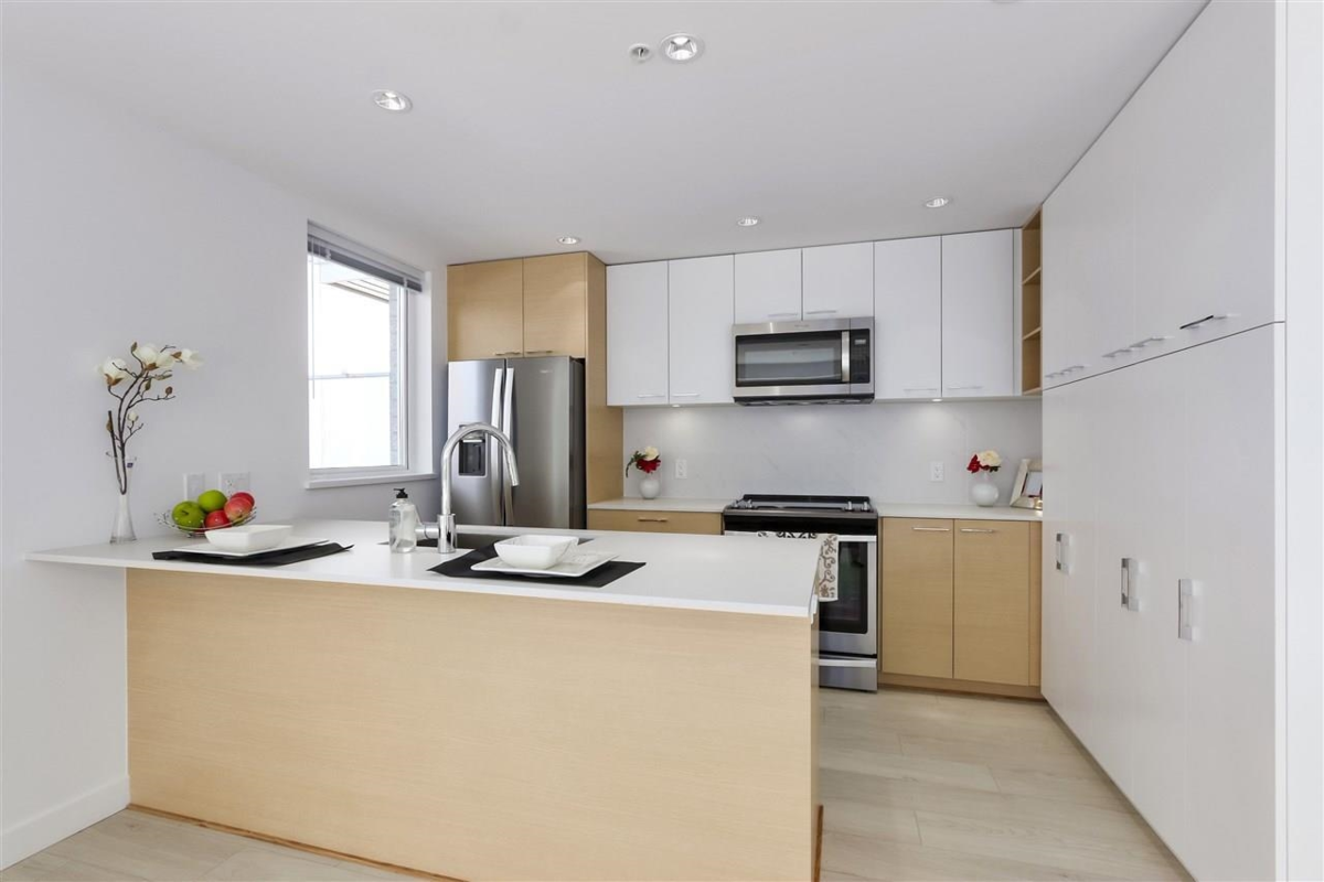 Kitchen Photo of TH1 13963 105 Boulevard, Surrey, BC