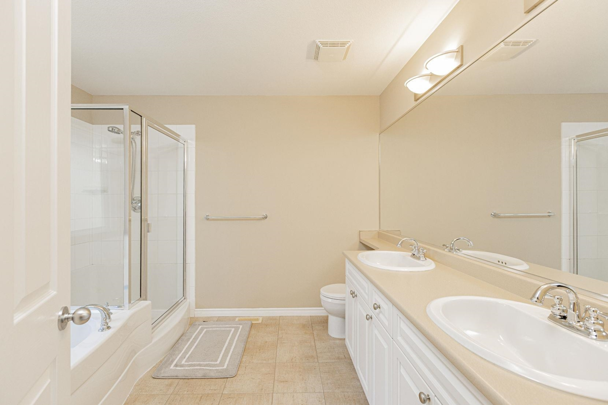 Primary Bathroom Photo of 42 1705 Parkway Boulevard, Coquitlam, BC