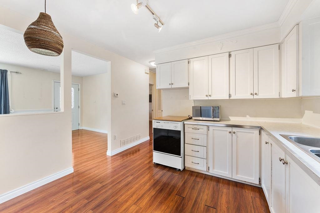 Guest Bathroom Photo of 11458 139 Street, Surrey, BC