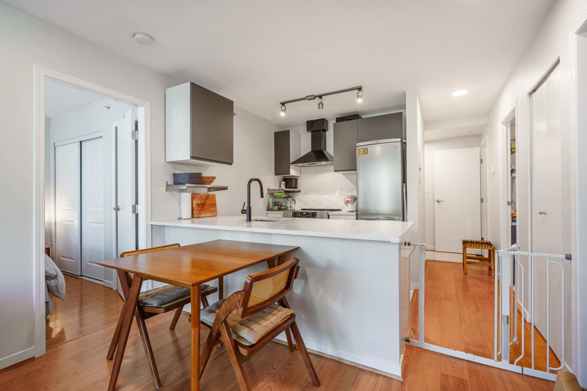 Dining Area Photo of 1706 1367 Alberni Street, Vancouver, BC
