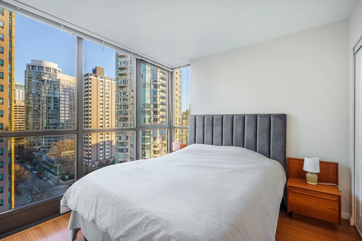 Kitchen Island Photo of 1706 1367 Alberni Street, Vancouver, BC