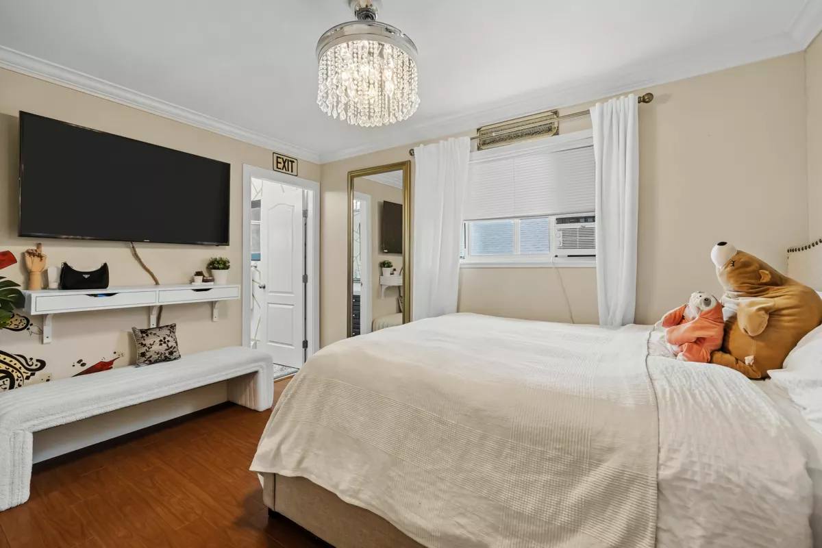 Front Yard Photo of 15350 82 Avenue, Surrey, BC