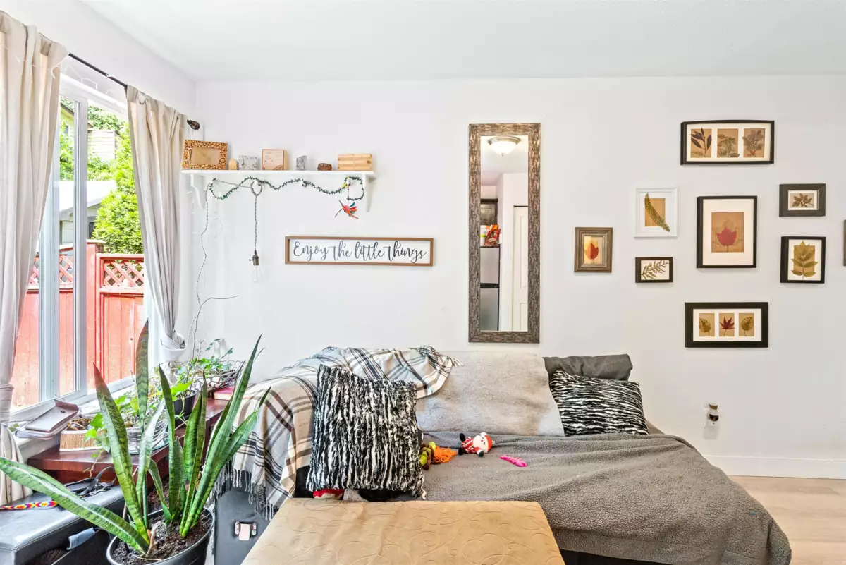 Entry Foyer Photo of 869 Seymour Boulevard, North Vancouver, BC