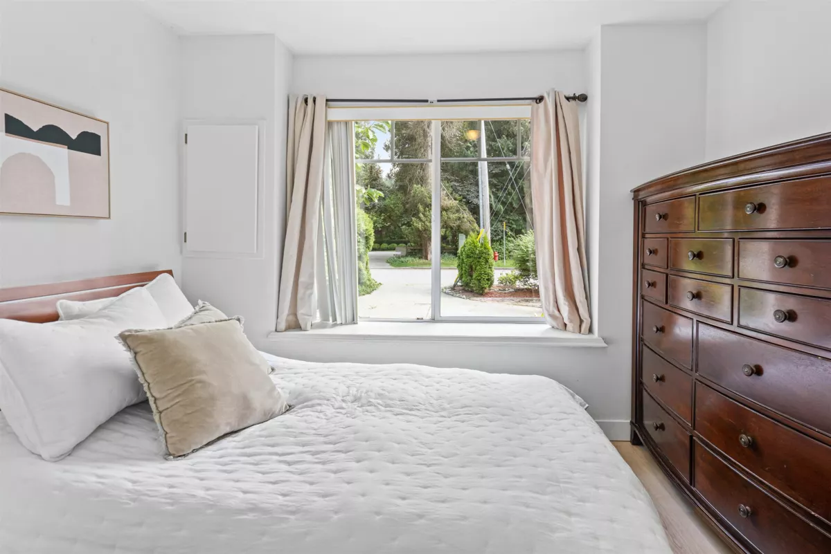 Kitchen Island Photo of 869 Seymour Boulevard, North Vancouver, BC