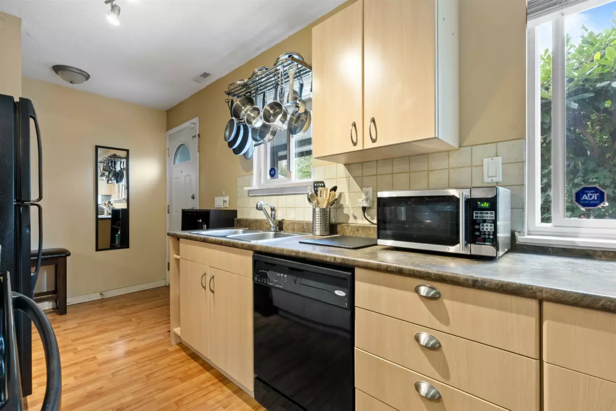 Kitchen Island Photo of 75 45185 Wolfe Road, Chilliwack, BC