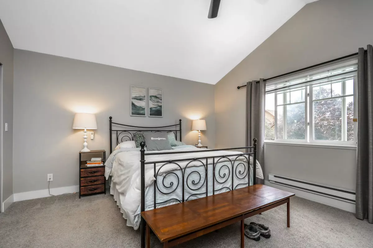 Kitchen Island Photo of 19232 68a Avenue, Surrey, BC