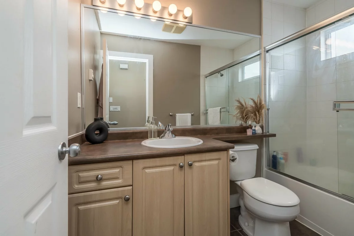 Laundry Room Photo of 19232 68a Avenue, Surrey, BC