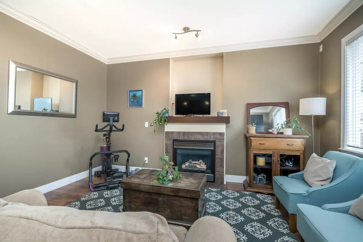 Swimming Pool Photo of 19232 68a Avenue, Surrey, BC