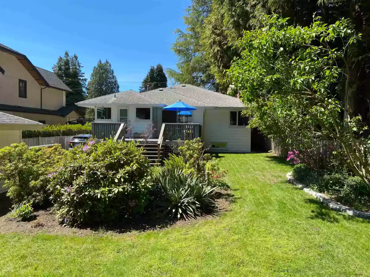 Kitchen Island Photo of 5876 Highbury Street, Vancouver, BC
