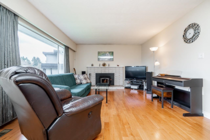 Kitchen Photo of 12448 97b Street, Surrey, BC