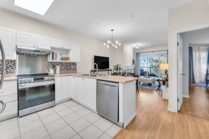 215 2109 Rowland Street, Port Coquitlam, BC, Port Coquitlam — Apartment/Condo for sale
