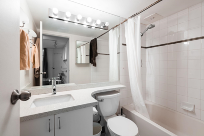Guest Bathroom Photo of 1407 438 Seymour Street, Vancouver, BC