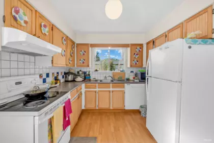 Kitchen Island Photo of 9040 Glenallan Gate, Richmond, BC