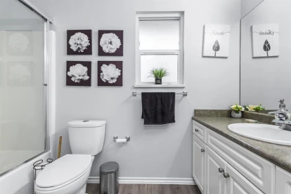 Guest Bathroom Photo of 34795 1 Avenue, Abbotsford, BC