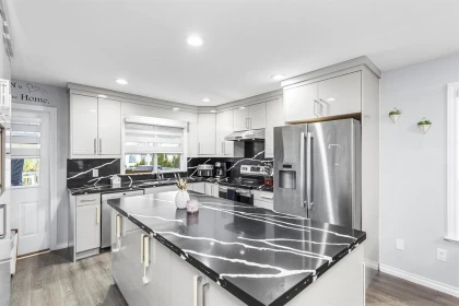 Kitchen Island Photo of 34795 1 Avenue, Abbotsford, BC