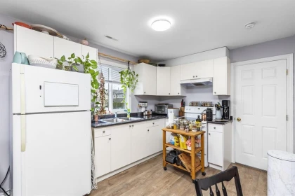 Laundry Room Photo of 34795 1 Avenue, Abbotsford, BC