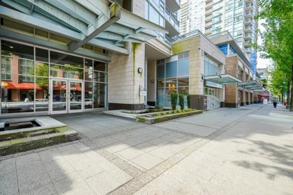 606 2978 Glen Drive, Coquitlam, BC, Coquitlam — Apartment/Condo for sale