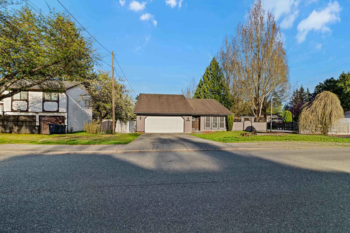 Family Room Photo of 10230 158 Street, Surrey, BC