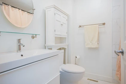 Guest Bathroom Photo of 4814 Fernglen Drive, Burnaby, BC