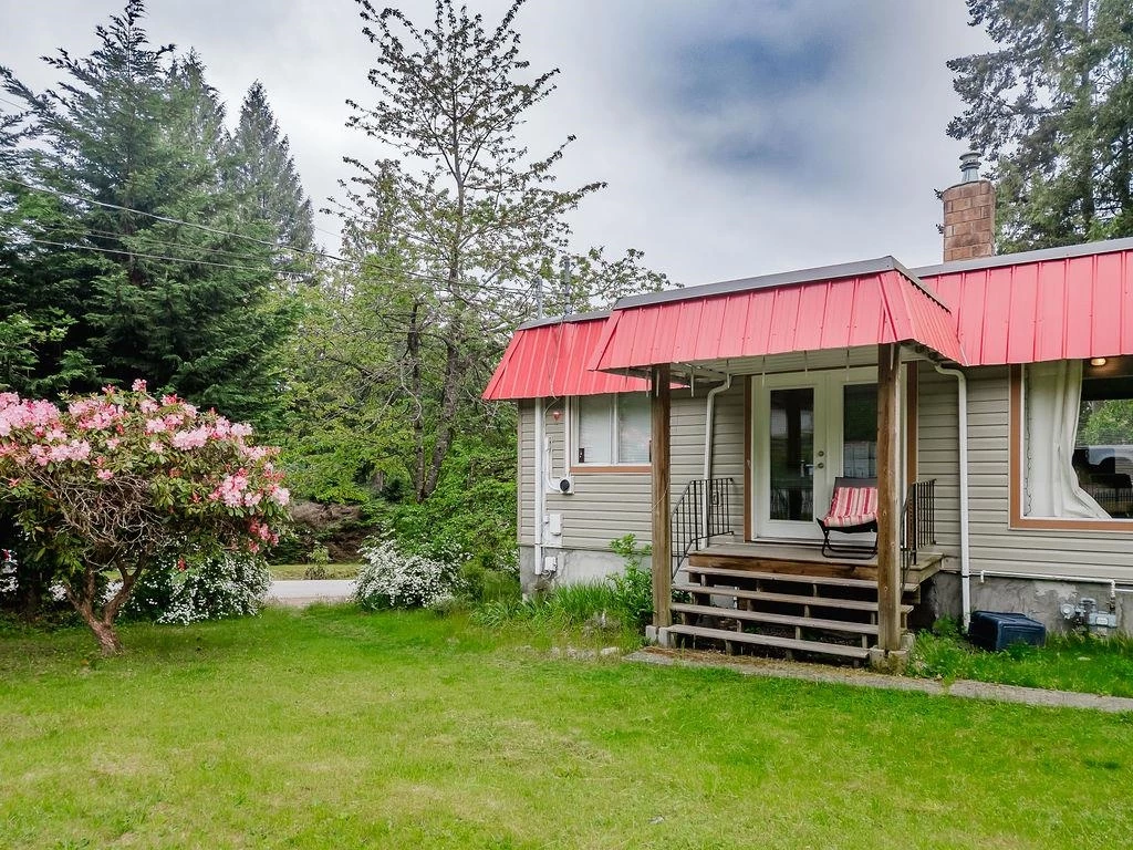 Family Room Photo of 5197 Radcliffe Road, Sechelt, BC