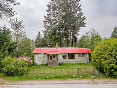 Kitchen Island Photo of 5197 Radcliffe Road, Sechelt, BC