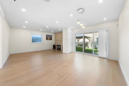 Loft / Bonus Room Photo of 462 W 14th Street, North Vancouver, BC
