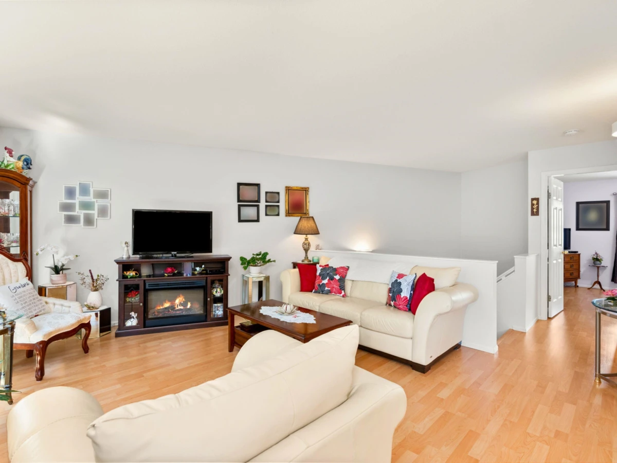 Dining Area Photo of 38 5761 Wharf Avenue, Sechelt, BC