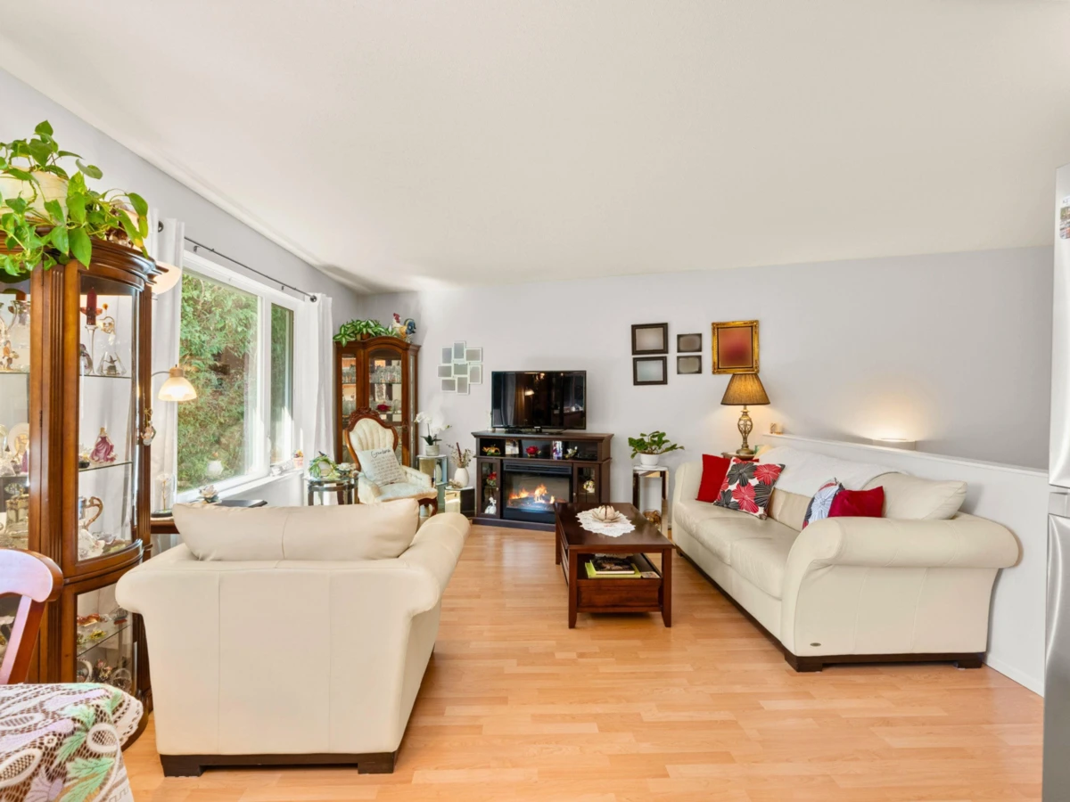 Living Room Photo of 38 5761 Wharf Avenue, Sechelt, BC