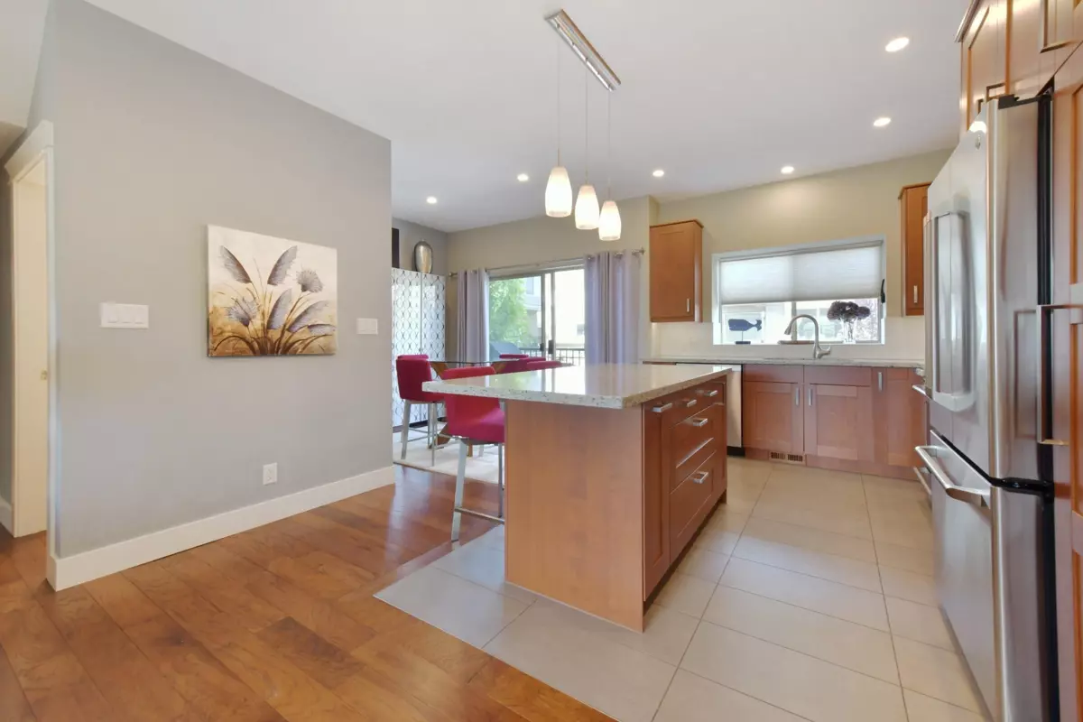 Dining Area Photo of 15415 Russell Avenue, White Rock, BC
